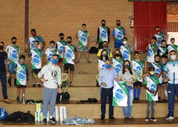 Entrega de materiais de Badminton