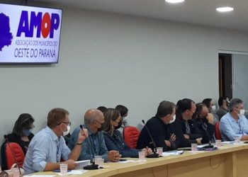 Prefeito Municipal de Vera Cruz do Oeste, Dr. Armando, participa de reunião da AMOP