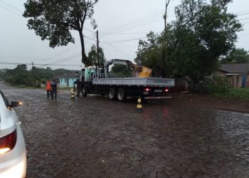 Vendaval atinge região oeste e causa diversos estragos em Vera Cruz do Oeste.