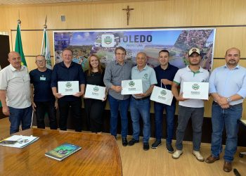 SERVIDORES DE VERA CRUZ DO OESTE VISITAM PREFEITURA DE TOLEDO