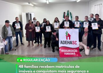 A Administração Municipal, em parceria com a ADEHASC, realizou a entrega de 48 matrículas de imóveis para famílias de diferentes regiões do município.